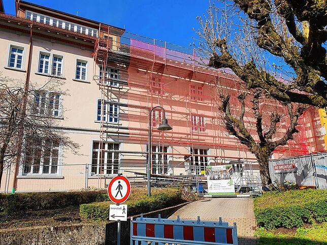 Um die Stadtbücherei und das Kornhaus barrierefrei zu machen, wird demnächst an der Stelle, wo derzeit ein Baugerüst steht, eine ...