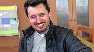 Pfarrer Lukasz Kurmaniak leitet die Polnische Mission Singen und feiert jeden Sonntag in Rielasingen einen Gottesdienst.