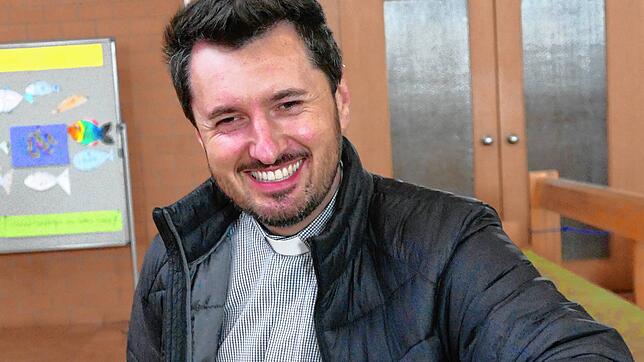 Pfarrer Lukasz Kurmaniak leitet die Polnische Mission Singen und feiert jeden Sonntag in Rielasingen einen Gottesdienst.