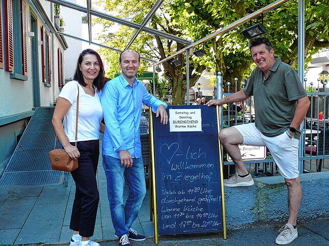 Die neuen Pächter und der aktuelle Betreiber des Ziegelhofs: Snezana und Zoran Rajkovaca, die das Lokal ab 1. Januar 2023 übernehmen und ...