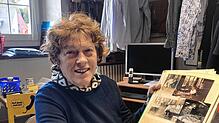 Barbara Rueb präsentiert stolz die Fotoalben, die Bilder aus ihrer Anfangszeit als Raumausstatterin zeigen.