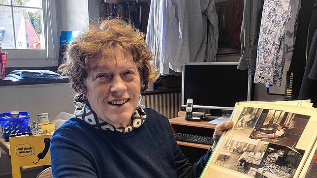 Barbara Rueb präsentiert stolz die Fotoalben, die Bilder aus ihrer Anfangszeit als Raumausstatterin zeigen.