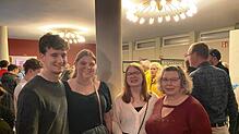 Bild : Gute Laune bei der Premiere des Musical-Karussells im Gloria-Theater