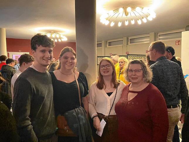Bild 1: Gute Laune bei der Premiere des Musical-Karussells im Gloria-Theater