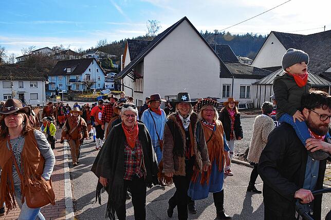 Bild 4: Bunter Fasnachtsumzug begeistert die Narren in Eigeltingen