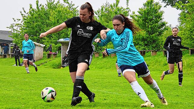 Hellwach: Carmen Bächle (links, gegen Emirjona Smaili) reagierte in der Nachspielzeit blitzschnell und traf zum Ausgleich für den SC ...
