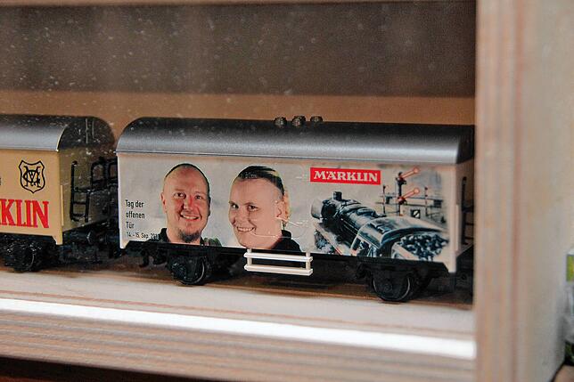 In einer Vitrine bewahrt der Sammler einige besondere Modelle auf, so wie dieser Märklin-Waggon, mit aufgedruckten Portraitbildern von ...