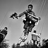 Kindheit in einer vom Krieg zerrütteten Gesellschaft, fotografiert von Anja Niedringhaus: In Kabul hält ein Junge eine Spielzeugwaffe, ...
