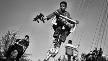 Kindheit in einer vom Krieg zerrütteten Gesellschaft, fotografiert von Anja Niedringhaus: In Kabul hält ein Junge eine Spielzeugwaffe, ...