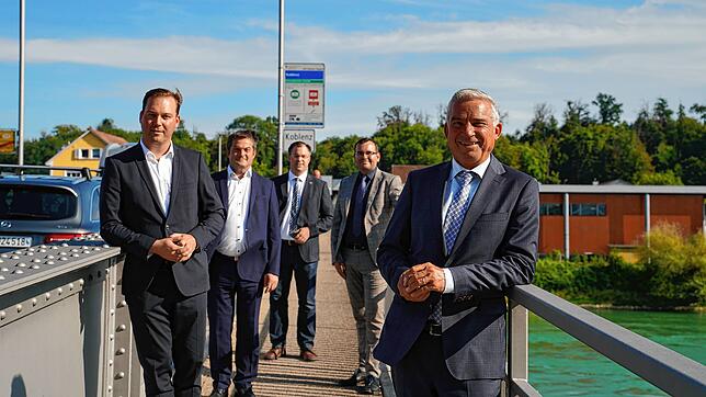 Auf der Rheinbrücke zwischen Waldshut und Koblenz (von links): Felix Schreiner, Joachim Baumert, Ulrich Krieger, Andreas Morasch und ...