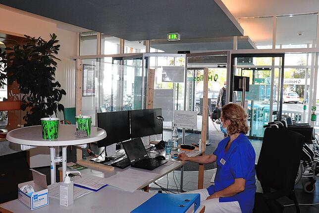 Die medizinische Fachangestellte Jutta Graupner empfängt im Helios-Spital hinter dem Maskenscanner die Besucher.