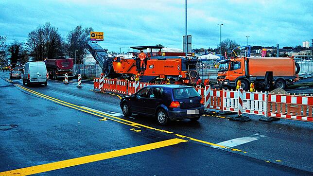 Wegen Arbeiten am Straßenbelag ist die Colsmanstraße in Friedrichshafen bis voraussichtlich 27. November nur einseitig Richtung Stadt ...