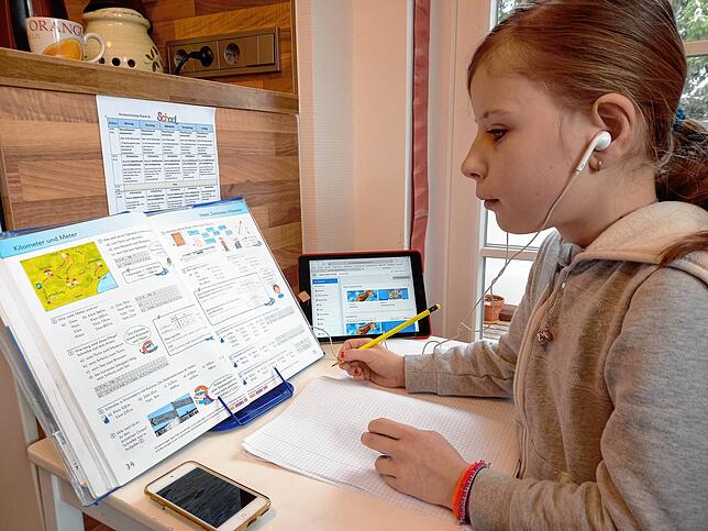 Die zehnjährige Sophia, Schülerin der Goldenbühlschule, lernt wieder zuhause. Tablet und Smartphone sind dabei, haben das klassische ...