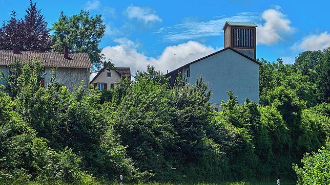 Die Christuskirche und das Pfarrhaus (links im Bild) sind markante Gebäude an der Umgehungsstraße um den Wehrer Stadtteil Öflingen. Fest ...
