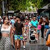 Einheimische und Touristen spazieren durch die Rambla im Herzen von Barcelona. Auch die katalanische Stadt kämpft gegen übermäßig viele ...