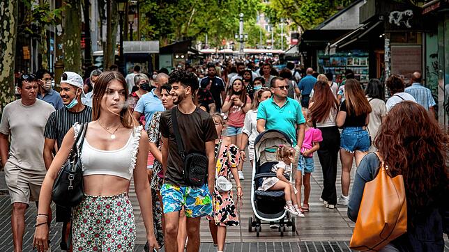 Einheimische und Touristen spazieren durch die Rambla im Herzen von Barcelona. Auch die katalanische Stadt kämpft gegen übermäßig viele ...