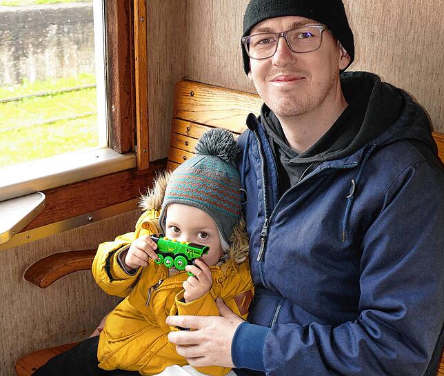 Auch Patrick Jäger und Sohn Timo freuen sich über die Fahrt mit der Museumsbahn.