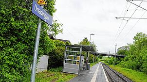 An der S-Bahn-Haltestelle soll ein 26-Jähriger einen Fahrkartenkontrolleur mit einem Messer schwer verletzt haben. Die Bundespolizei ...