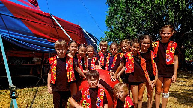 Große Vorfreude und strahlende Kindergesichter: Die Bälle-Gruppe vor dem Zirkuszelt. An der Jakob-Gretser-Schule blickt man begeistert ...