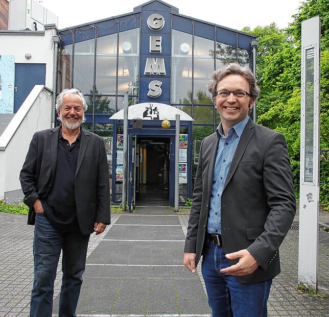Laden zum OB-Wahl-Podium ins Kulturzentrum Gems: Hausherr Andreas Kämpf (links) und SÜDKURIER-Redaktionsleiter Stephan Freißmann.