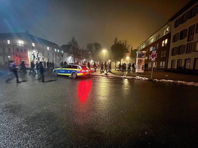 Ein Streifenwagen begleitete am Montag die „Corona-Spaziergänger“ in VS-Villingen. Nur beim Überqueren der roten Ampel vor ...