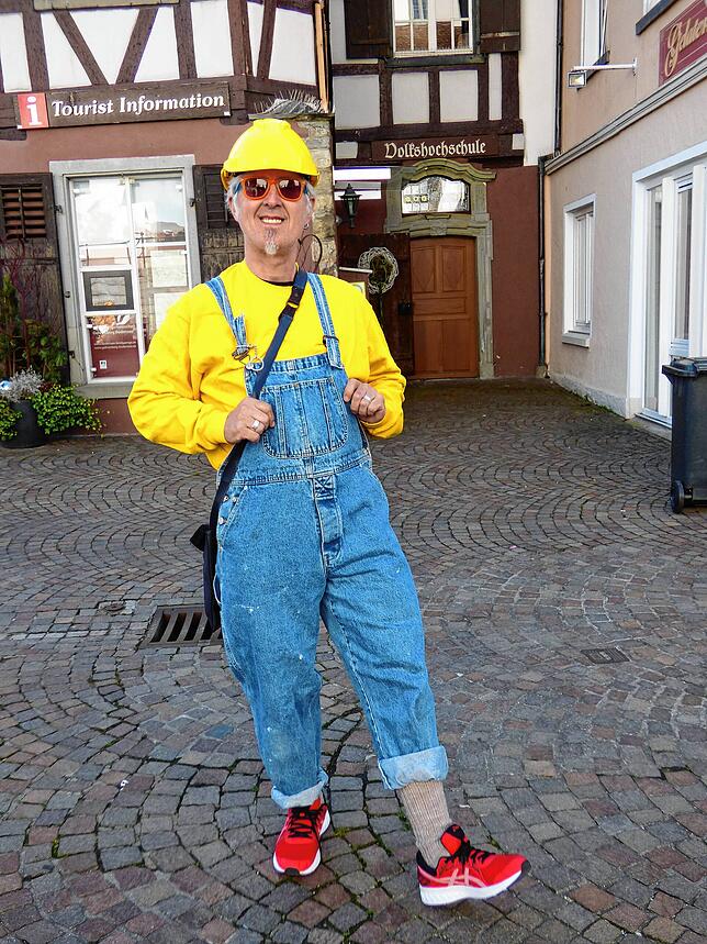 Hauptberuflich ist er die Markdorfer Narrenbolizei bei der Zunft: Michael Bauer diesmal in blauer Latzhose und mit gelbem Helm.