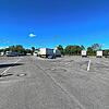 Auf dem Lastwagen-Parkplatz an der Byk-Gulden-Straße sollen Notunterkünfte für Flüchtlinge in einer Leichtbauhalle geschaffen werden. ...