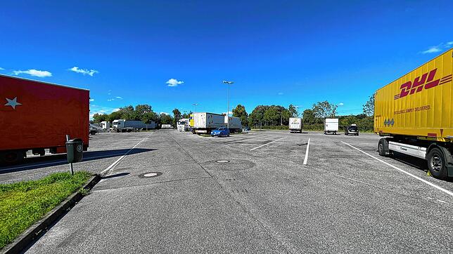 Auf dem Lastwagen-Parkplatz an der Byk-Gulden-Straße sollen Notunterkünfte für Flüchtlinge in einer Leichtbauhalle geschaffen werden. ...