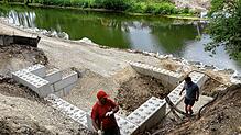 Befestigungsarbeiten am Südufer: Mit großen Betonklötzen, die aussehen wie Lego-Steine, wird die Grube gesichert, bevor die Fundamente ...