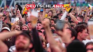Wenn Deutschland am Mittwoch auf Ungarn trifft, wird sich ganz Fußball-Deutschland vor dem TV versammeln. Die Spieler vom SV Ewattingen ...