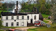 Die Brandruine am Morgen nach dem Vollbrand: Das Feuer hat die Talmühle an der Tuttlinger Straße zerstört. Archivbild: Günther Brender