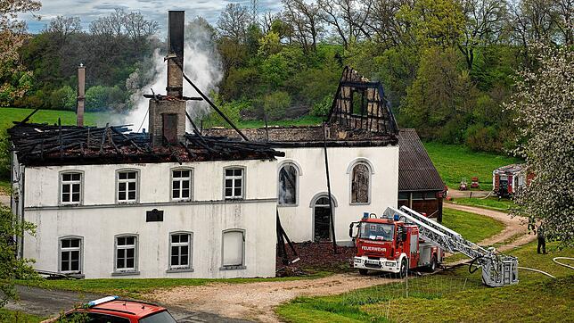 Die Brandruine am Morgen nach dem Vollbrand: Das Feuer hat die Talmühle an der Tuttlinger Straße zerstört. Archivbild: Günther Brender
