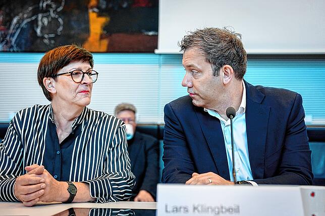 Nach Meinung der Donaueschinger Genossen ging die SPD um Lars Klingbeil (r) mit der Bundesvorsitzenden Saskia Esken nicht fair um.