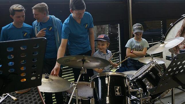 Neben den Blasinstrumenten war das Schlagzeug sehr begehrt bei den Kindern, als es ans Ausprobieren der Instrumente ging.