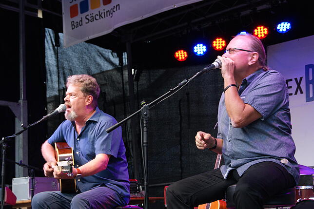 Ignatz Netzer (links) und Klaus „Mojo“ Kilian eröffneten den Konzertabend mit eigenwilligen Gitarren, neuen Schuhen und ...