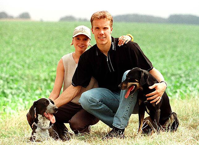 Robert Enke 1998 mit Teresa, die vor der Heirat mit Nachnamen Reim hieß und den Hunden Alamo und Bo.