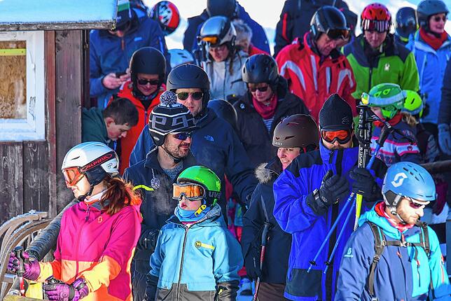 Skifahrer stehen am Brigachlift an, hier ein Archivbild von 2019. Für das alpine Vergnügen werden Skifahrer in diesem Winter wohl etwas ...
