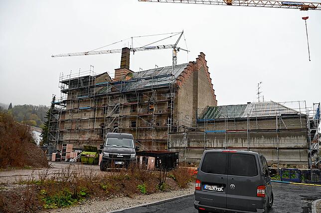 Hinter der alten Schlossbrauerei gibt es inzwischen eine Straße. Das Gebäude ist eingerüstet und wo auf dem Dach Folien sind, entstehen ...