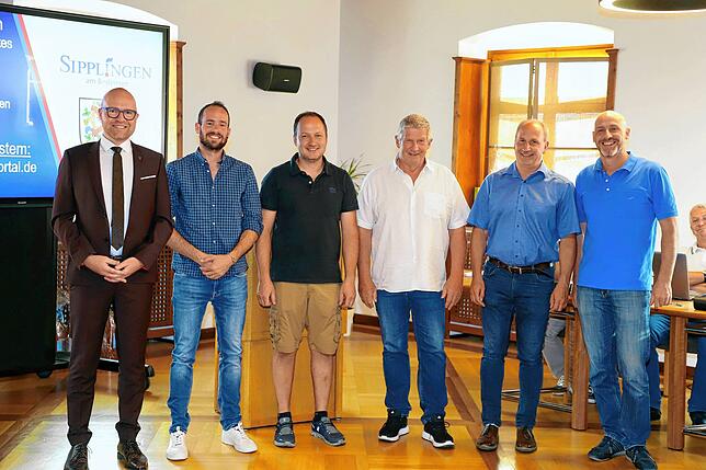 Bürgermeister Oliver Gortat (links) verabschiedete (von links) Holger Kuhn, Adrian Marte, Willi Schirmeister, Markus Beirer und Thomas ...