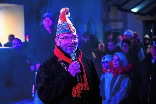 Bild 17: Endlich Fasnet: Glonkis stellen ihre Brunnenfigur auf und eröffnen die Fasnet