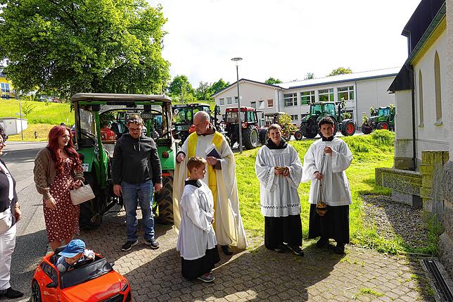 Bild 7: Die Plätze waren im Nu belegt – großes Gedränge beim Traktorenfest in Rotzingen