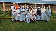 Alina Lange (Zweiter Reihe, Dritte von links) mit der Reisegruppe aus Waldshut-Tiengen im Kloster des Benebikira-Ordens, Träger des ...