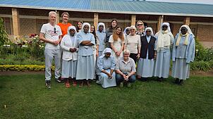 Alina Lange (Zweiter Reihe, Dritte von links) mit der Reisegruppe aus Waldshut-Tiengen im Kloster des Benebikira-Ordens, Träger des ...