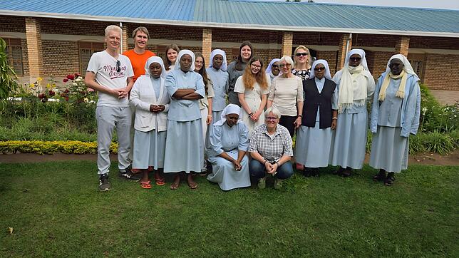 Alina Lange (Zweiter Reihe, Dritte von links) mit der Reisegruppe aus Waldshut-Tiengen im Kloster des Benebikira-Ordens, Träger des ...