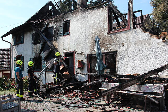 Ein Brand zerstörte in der Nacht vom Dienstag, 31. Juli, auf Mittwoch, 1. August, das historische Hofgut Balisheim in Gaienhofen. Der ...
