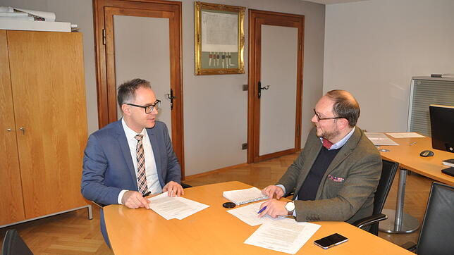 Im Gespräch mit SÜDKURIER-Mitarbeiter Jan Manuel Heß spricht Bermatingens Bürgermeister Martin Rupp (links) über die Entwicklung im ...