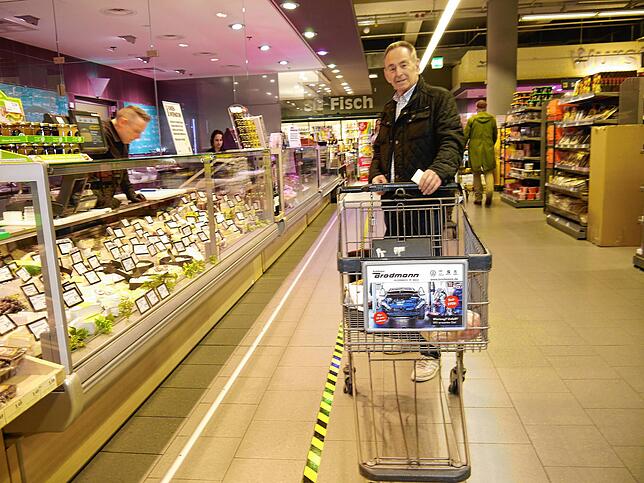 Kunde Kurt Ranke hält an der Käse-Theke die nötige Distanz.