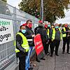 Vor dem Bushof der Stadtwerke demonstrierten die Kollegen für bessere Arbeitsbedingungen. Ab Mittwochmorgen soll der Betrieb wieder ...