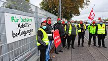 Vor dem Bushof der Stadtwerke demonstrierten die Kollegen für bessere Arbeitsbedingungen. Ab Mittwochmorgen soll der Betrieb wieder ...