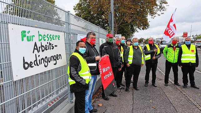 Vor dem Bushof der Stadtwerke demonstrierten die Kollegen für bessere Arbeitsbedingungen. Ab Mittwochmorgen soll der Betrieb wieder ...